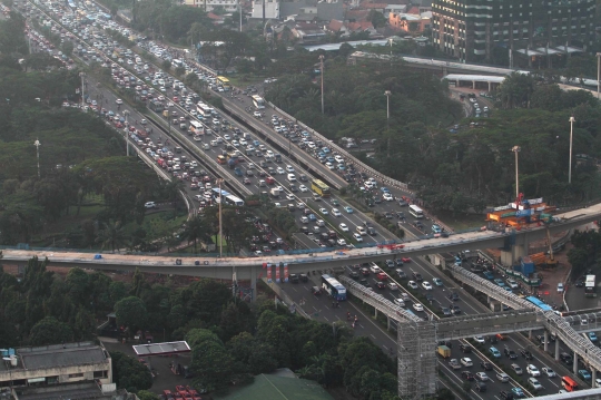 Memantau perkembangan proyek Simpang Susun Semanggi dari udara