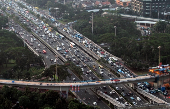 Memantau perkembangan proyek Simpang Susun Semanggi dari udara