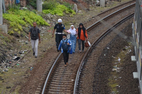 Ini KRL Bekasi-Manggarai yang anjlok di Jatinegara