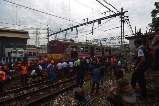 Ini KRL Bekasi-Manggarai yang anjlok di Jatinegara