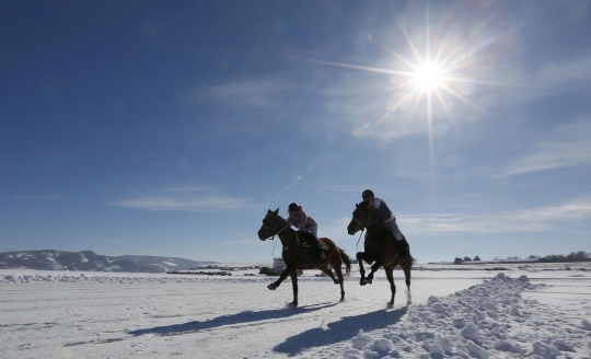 Keseruan balap kuda di atas sungai beku Rusia