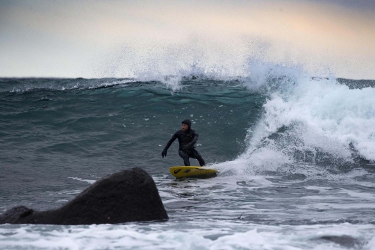 Ekstremnya surfing di Laut Arktika bersuhu -2 derajat celsius