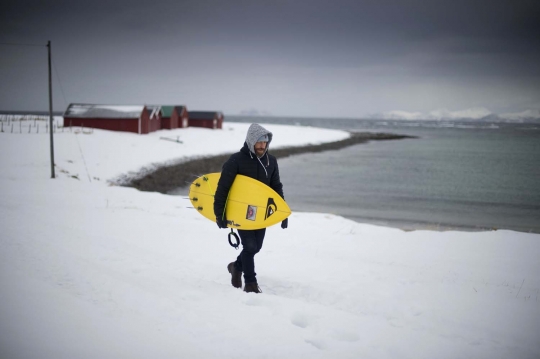 Ekstremnya surfing di Laut Arktika bersuhu -2 derajat celsius