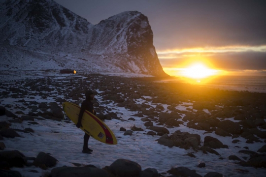 Ekstremnya surfing di Laut Arktika bersuhu -2 derajat celsius