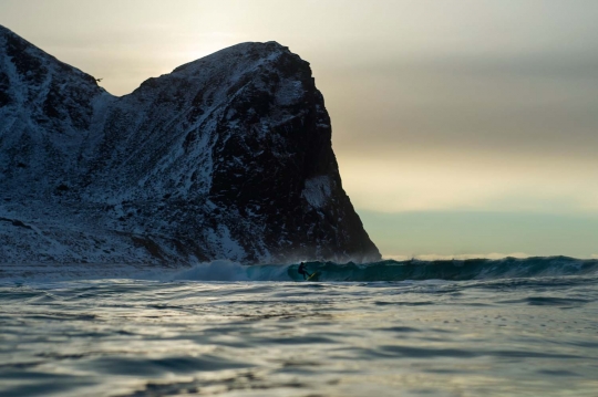 Ekstremnya surfing di Laut Arktika bersuhu -2 derajat celsius