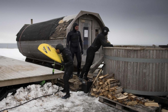 Ekstremnya surfing di Laut Arktika bersuhu -2 derajat celsius