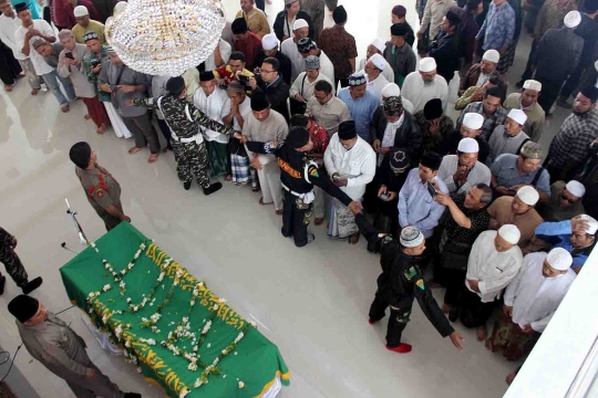 Penampakan ribuan pelayat salatkan jenazah KH Hasyim Muzadi