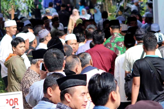 Penampakan ribuan pelayat salatkan jenazah KH Hasyim Muzadi