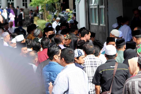 Penampakan ribuan pelayat salatkan jenazah KH Hasyim Muzadi