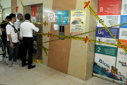 Garis kepolisian segel TKP lift jatuh di Blok M Square