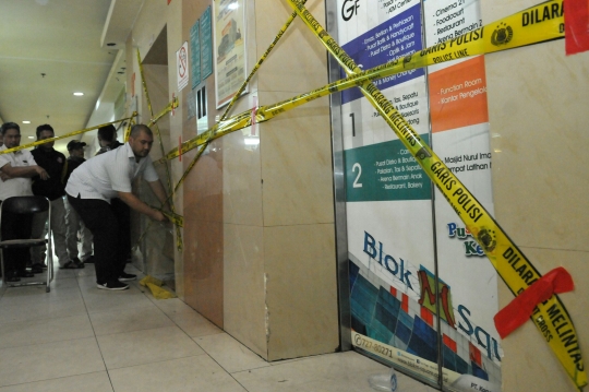 Garis kepolisian segel TKP lift jatuh di Blok M Square