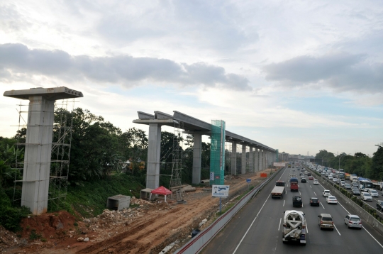 Memantau progres pembangunan jalur LRT di Cibubur