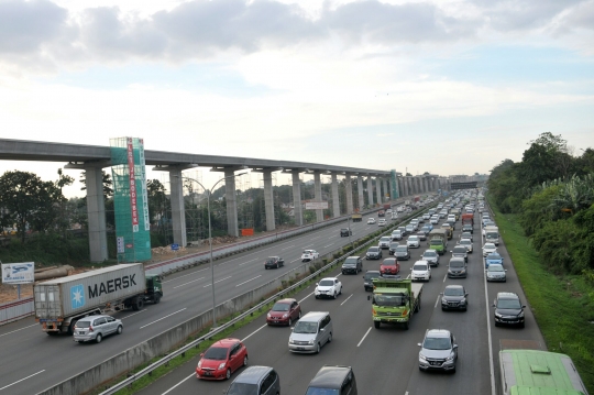 Memantau progres pembangunan jalur LRT di Cibubur