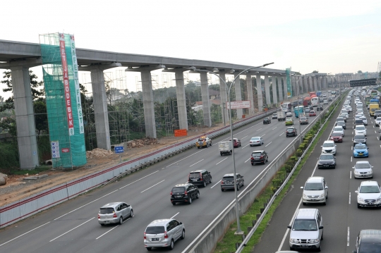 Memantau progres pembangunan jalur LRT di Cibubur