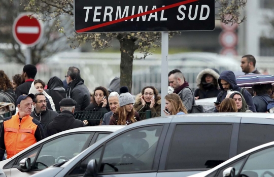 Suasana mencekam di bandara Paris usai insiden penembakan