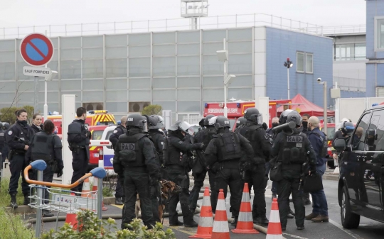 Suasana mencekam di bandara Paris usai insiden penembakan