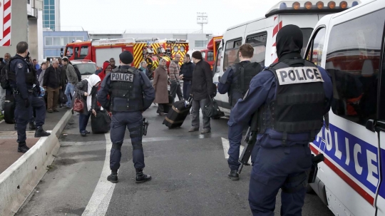 Suasana mencekam di bandara Paris usai insiden penembakan
