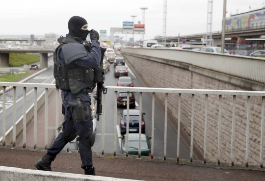 Suasana mencekam di bandara Paris usai insiden penembakan