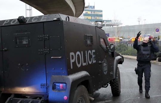 Suasana mencekam di bandara Paris usai insiden penembakan