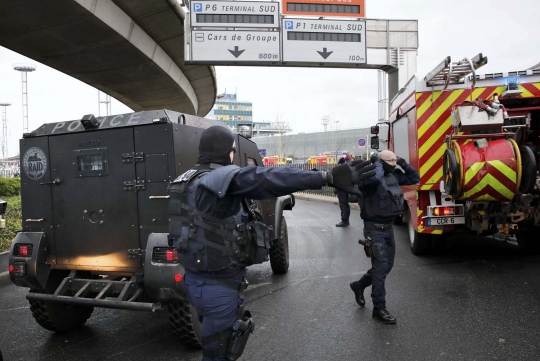 Suasana mencekam di bandara Paris usai insiden penembakan