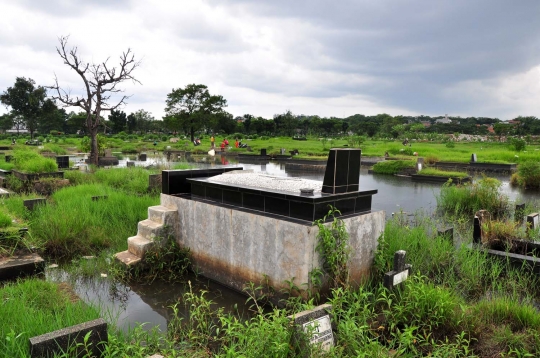 Makam bertingkat di TPU Tanah Kusir