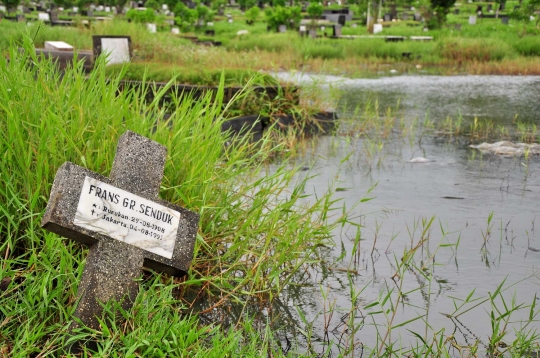 Makam bertingkat di TPU Tanah Kusir