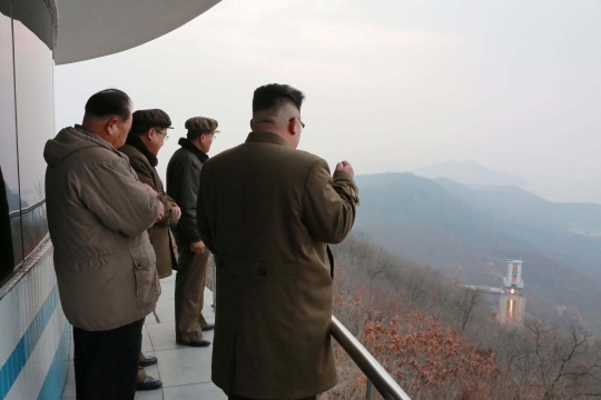 Semringah Kim Jong-un usai sukses uji coba mesin rudal
