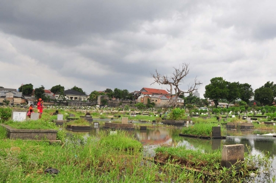 Keseruan anak-anak memancing di tengah kuburan Tanah Kusir