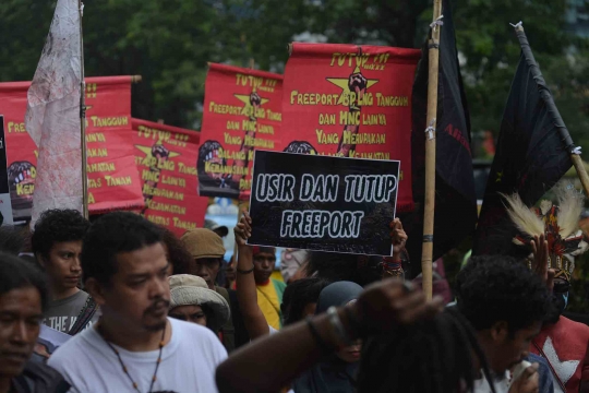 Tuntut Freeport ditutup, mahasiswa Papua tampil berbusana Koteka