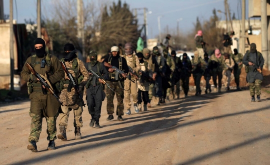 Mengintip pasukan pemberontak Suriah latihan di tengah sawah
