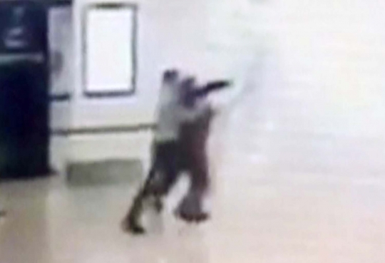 Ini momen mendebarkan pria rebut senjata tentara di bandara Paris