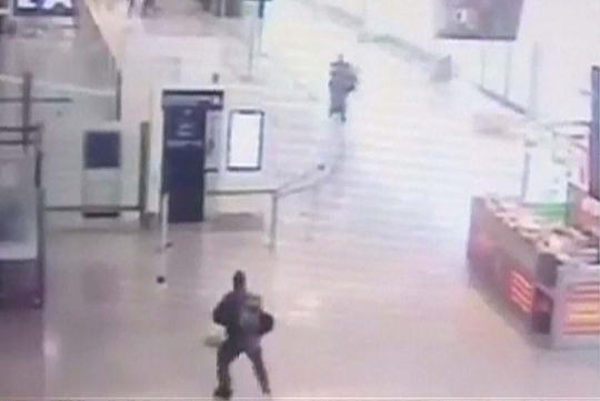 Ini momen mendebarkan pria rebut senjata tentara di bandara Paris