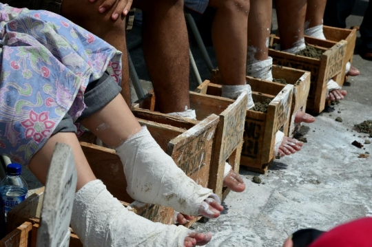 Usai makan korban, aktivis lanjutkan aksi cor kaki di depan Istana