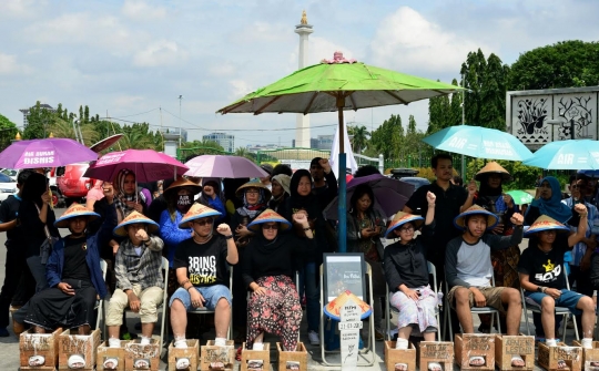 Usai makan korban, aktivis lanjutkan aksi cor kaki di depan Istana