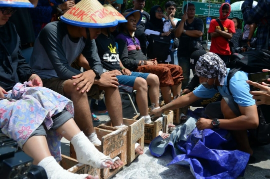 Usai makan korban, aktivis lanjutkan aksi cor kaki di depan Istana