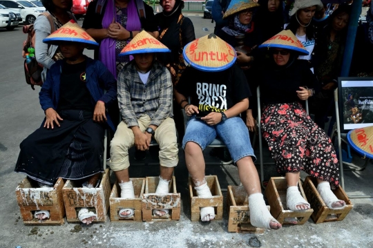 Usai makan korban, aktivis lanjutkan aksi cor kaki di depan Istana