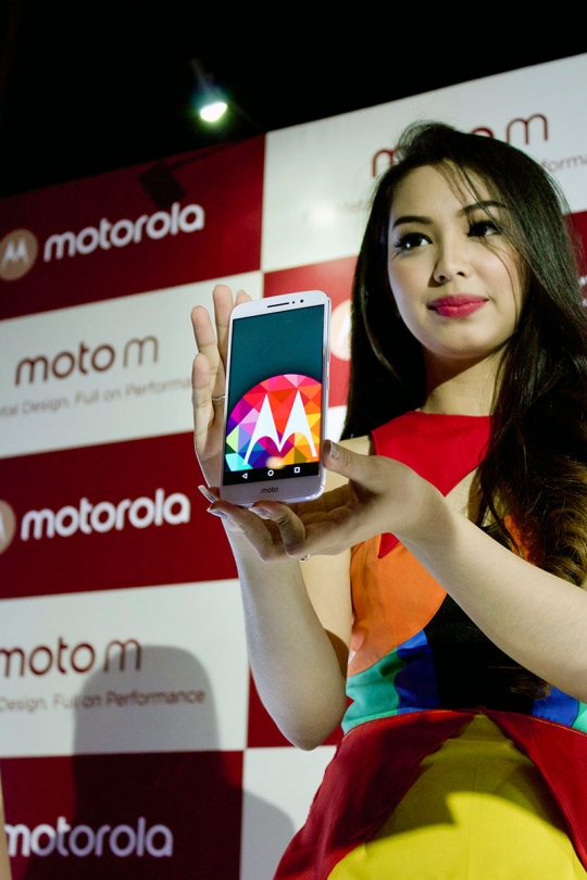 Model cantik perlihatkan wujud ponsel canggih Moto M