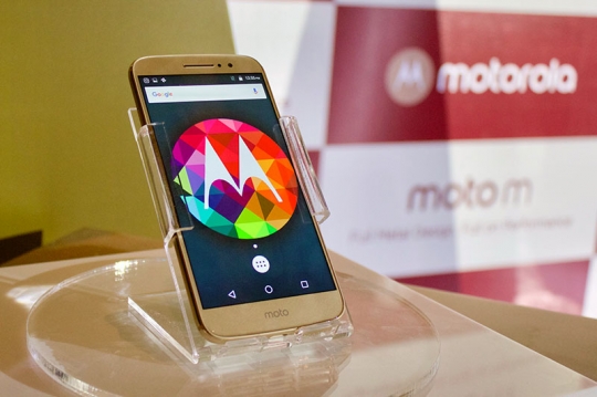 Model cantik perlihatkan wujud ponsel canggih Moto M