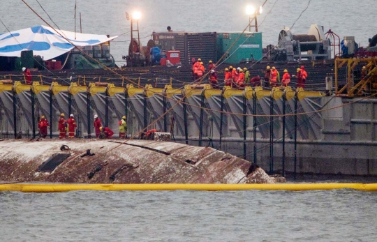 Korea Selatan angkat kapal feri Sewol yang tenggelam sejak 2014