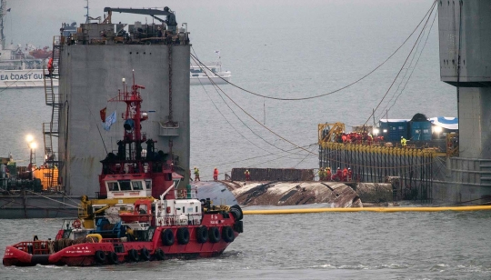 Korea Selatan angkat kapal feri Sewol yang tenggelam sejak 2014