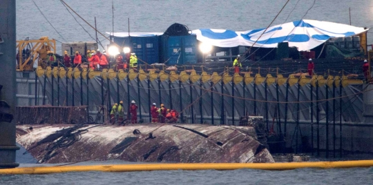 Korea Selatan angkat kapal feri Sewol yang tenggelam sejak 2014