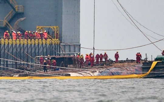 Korea Selatan angkat kapal feri Sewol yang tenggelam sejak 2014