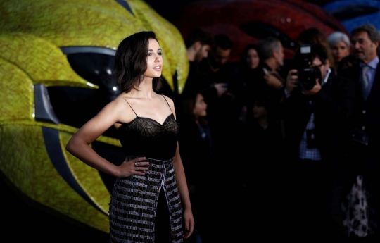 Pesona si Rangers cantik Naomi Scott dan Becky G di gala premier