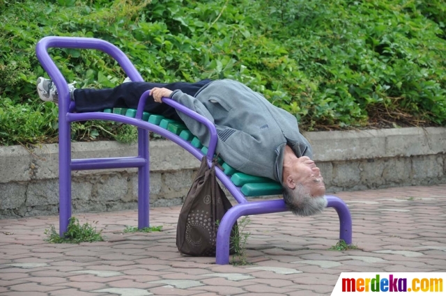 Foto Pose lucu  orang  tidur  sembarangan yang bikin ngakak 