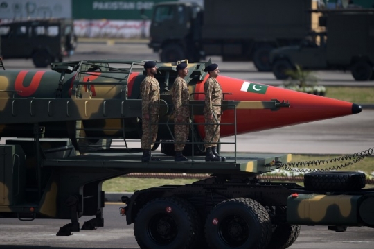 Sangarnya parade kendaraan tempur militer Pakistan