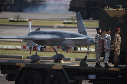 Sangarnya parade kendaraan tempur militer Pakistan