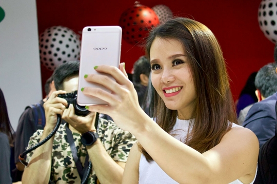 Deretan model cantik meriahkan peluncuran Oppo F3 Plus