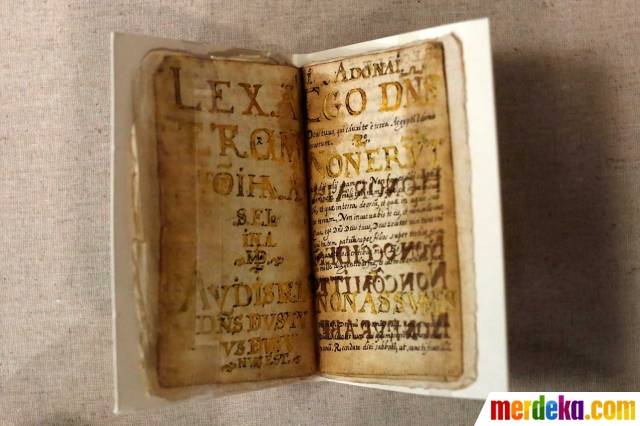 Foto : Naskah kuno Yahudi dari abad ke-16 dipamerkan di 