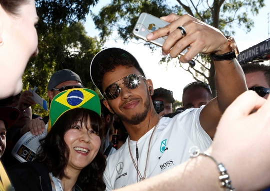 Berburu selfie bareng idola F1