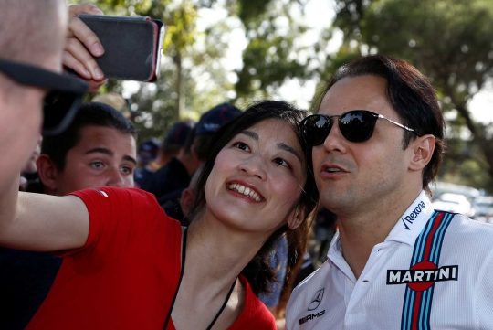 Berburu selfie bareng idola F1